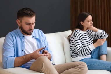 Evde birbirini görmezden gelen akıllı telefonlara bağımlı bir çift. İlişki sorunları