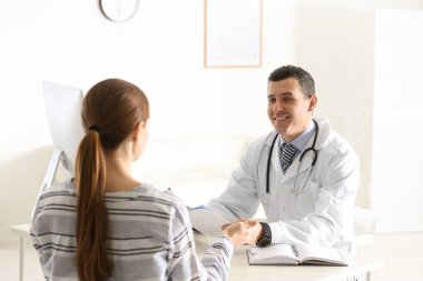 Klinikteki danışman doktor hasta.