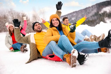 Bir grup arkadaş karda kayıyor ve eğleniyorlar. Kış tatili