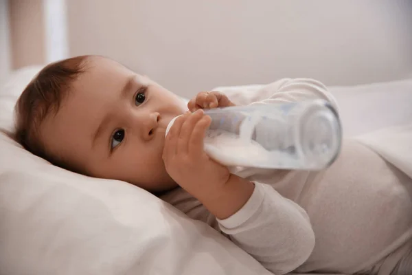 Lindo Bebé Con Biberón Acostado Una Cómoda Cuna Hora Dormir —  Fotos de Stock