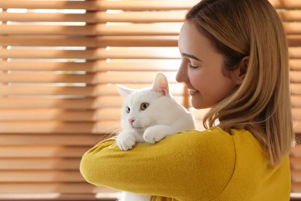 Νεαρή Γυναίκα Την Όμορφη Άσπρη Γάτα Της Κοντά Στο Παράθυρο — Φωτογραφία Αρχείου