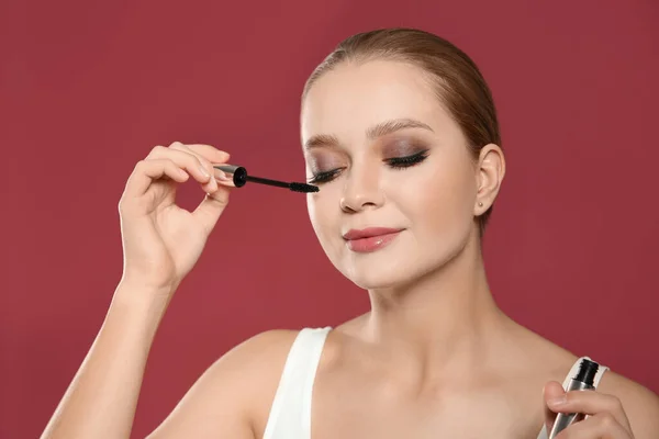 Beautiful Woman Applying Mascara Pink Background Stylish Makeup — Stock Photo, Image