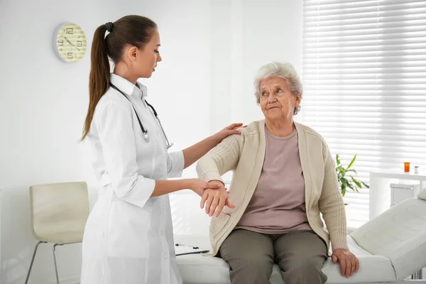 Médico Examinando Paciente Senior Consultorio Moderno — Foto de Stock