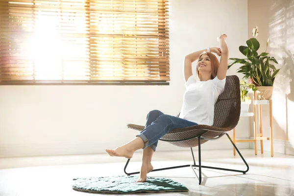 Jovem Mulher Relaxando Perto Janela Casa Espaço Para Texto — Fotografia de Stock