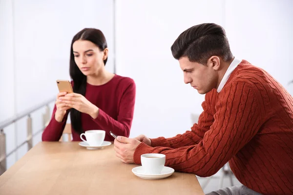 Casal Viciado Smartphones Ignorando Uns Aos Outros Café Problemas Relacionamento — Fotografia de Stock