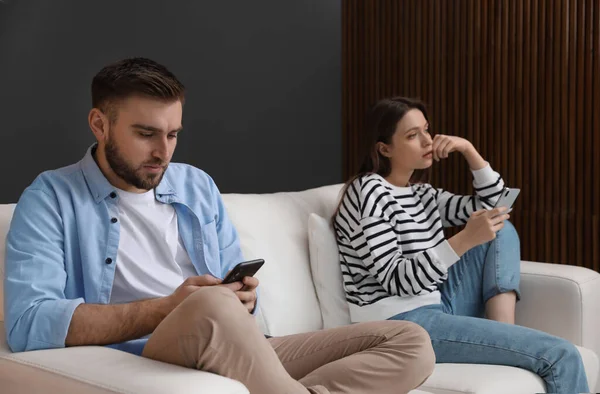 一对夫妇沉迷于在家里无视对方的智能手机 关系问题 — 图库照片