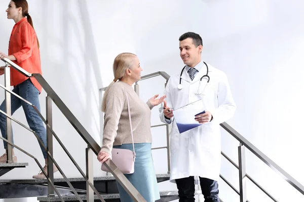 Orvos Beteg Megvitatják Diagnózis Lépcsőn Kórházban — Stock Fotó