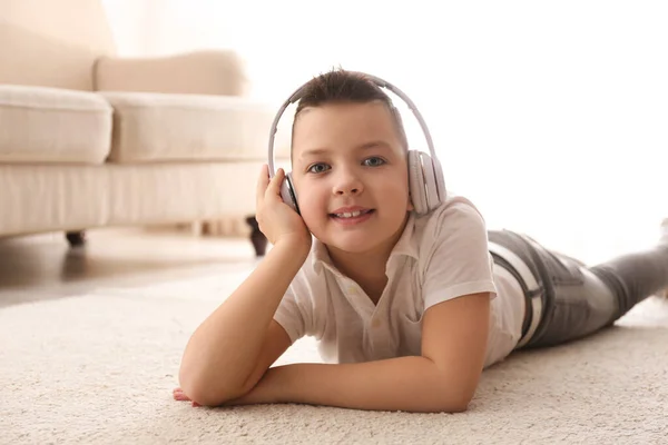 Liten Pojke Lyssnar Musik Golvet Hemma — Stockfoto