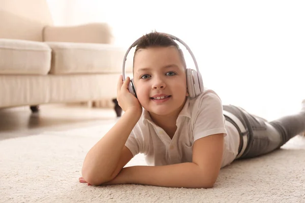 Menino Ouvindo Música Chão Casa — Fotografia de Stock