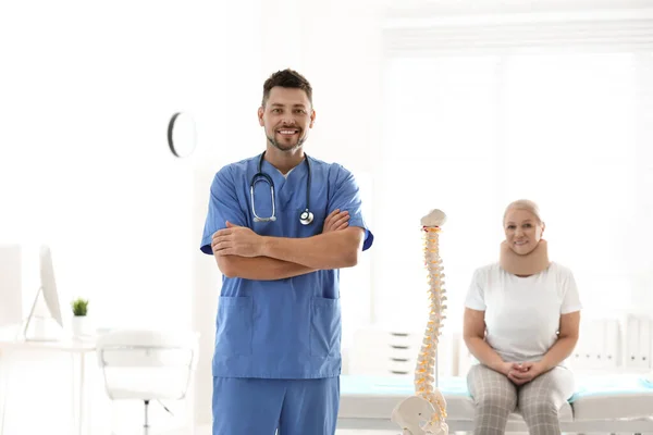 Orthopeed Patiënt Met Gewonde Nek Kliniek — Stockfoto