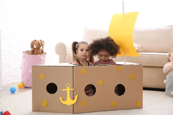Lindos Niños Pequeños Jugando Con Barco Cartón Casa — Foto de Stock