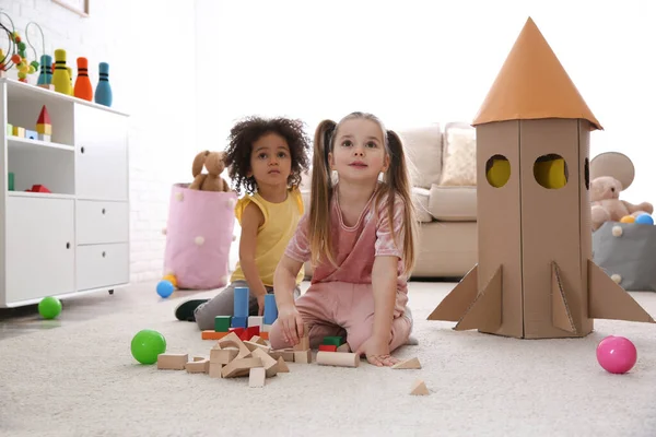 Schattige Kleine Kinderen Spelen Met Blokken Thuis — Stockfoto