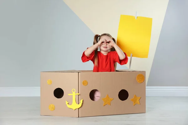 Schattig Klein Kind Spelen Met Kartonnen Schip Buurt Van Kleur — Stockfoto