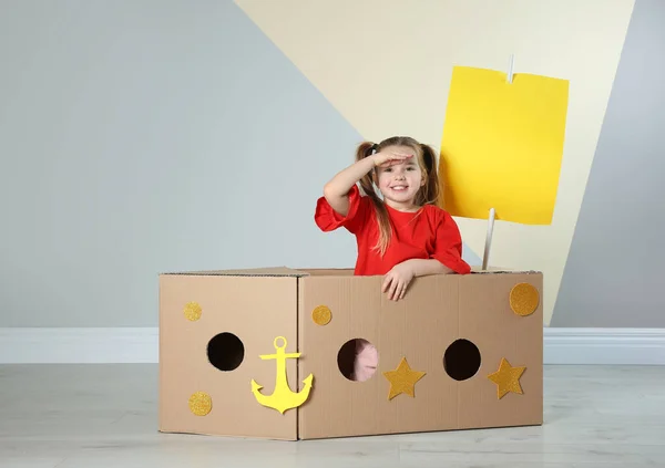 Schattig Klein Kind Spelen Met Kartonnen Schip Buurt Van Kleur — Stockfoto