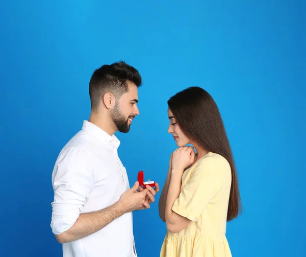 Hombre Con Anillo Compromiso Haciendo Propuesta Matrimonio Novia Sobre Fondo — Foto de Stock