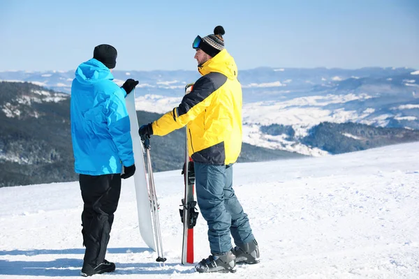 Vänner Med Utrustning Backen Vintersemester — Stockfoto