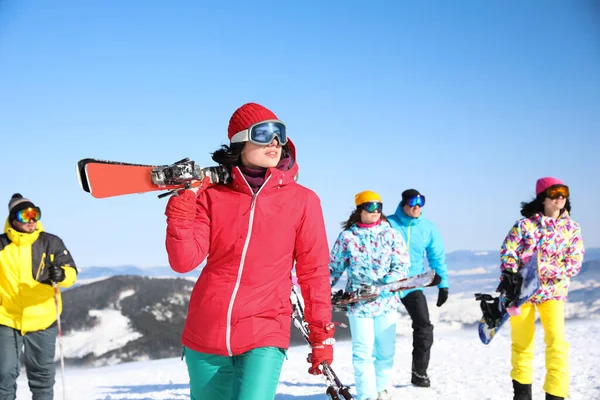 リゾートでスキーをしている若い女性 冬休み — ストック写真