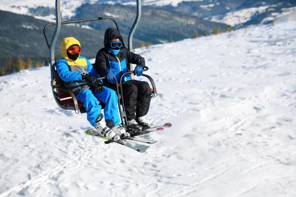 Mensen Met Stoeltjeslift Het Skigebied Ruimte Voor Tekst Wintervakantie — Stockfoto