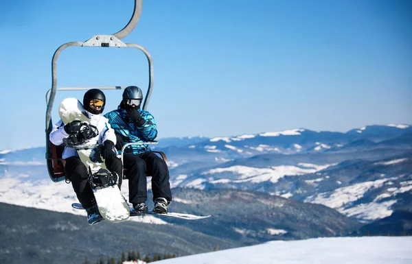 Mensen Met Stoeltjeslift Het Skigebied Ruimte Voor Tekst Wintervakantie — Stockfoto