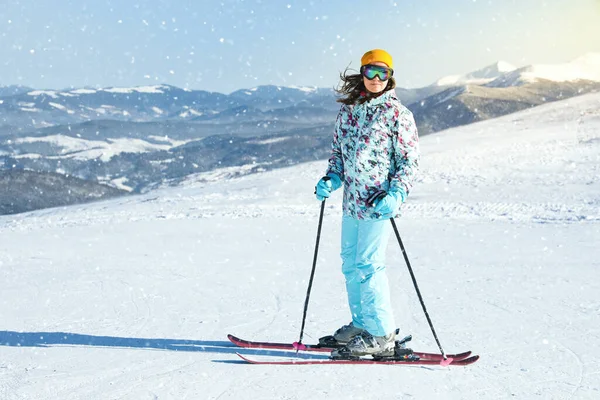 Skieuse Sur Piste Enneigée Montagne Vacances Hiver — Photo