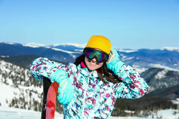 年轻女子带着滑雪器材在山上 — 图库照片