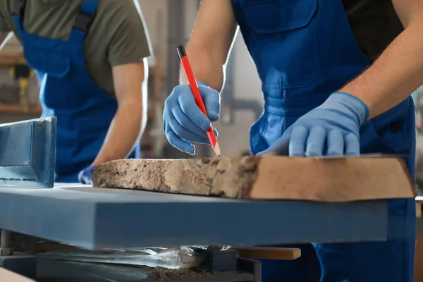 Carpinteros Profesionales Trabajando Con Madera Tienda Primer Plano — Foto de Stock