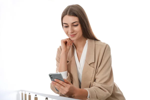 Mujer Hermosa Joven Usando Teléfono Inteligente Moderno Interior — Foto de Stock