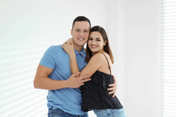 Feliz Pareja Joven Abrazándose Interior Relación Perfecta — Foto de Stock