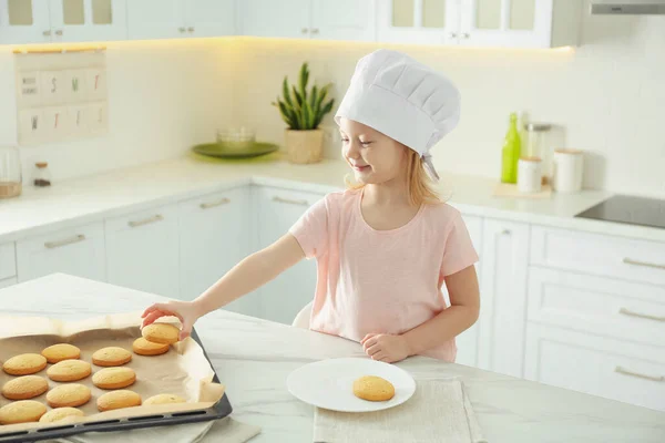 Bambina Che Indossa Cuoco Cappello Cottura Biscotti Cucina — Foto Stock