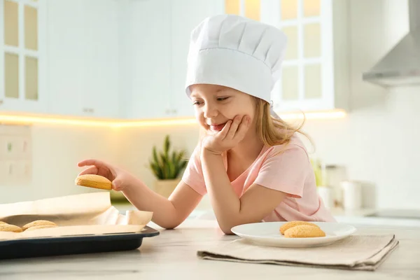 Bambina Che Indossa Cuoco Cappello Cottura Biscotti Cucina — Foto Stock
