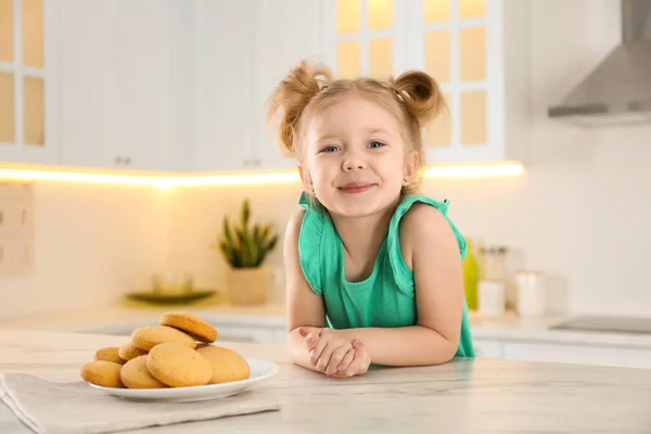 Nettes Kleines Mädchen Tisch Mit Keksen Der Küche — Stockfoto
