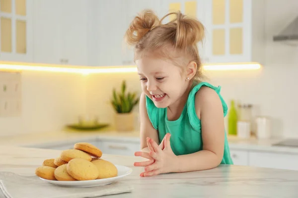 Мила Маленька Дівчинка Столом Печивом Кухні — стокове фото