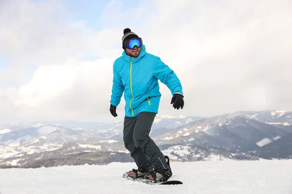 Homem Snowboarders Snowy Hill Férias Inverno — Fotografia de Stock