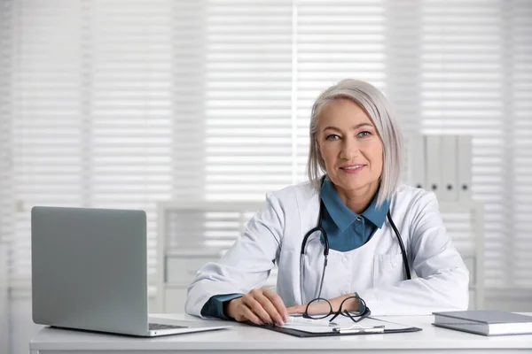 Porträtt Mogen Kvinnlig Läkare Vit Rock Arbetsplatsen — Stockfoto