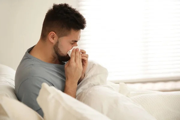 Nemocný Mladý Muž Posteli Doma Virus Chřipky — Stock fotografie