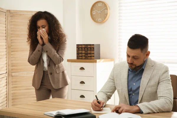 Mujer Afro Americana Enferma Estornudando Durante Reunión Oficina Virus Gripe — Foto de Stock