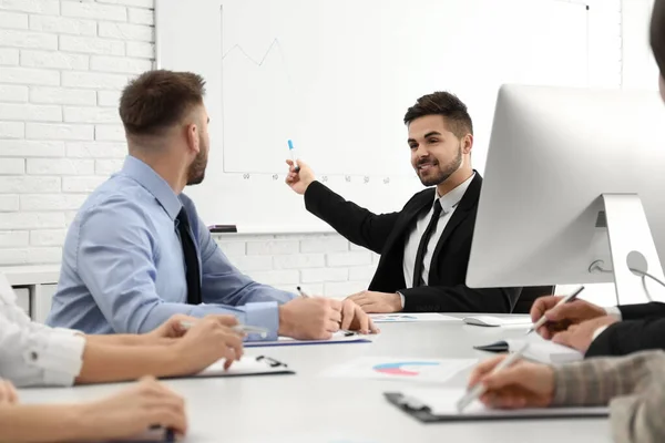 Professionele Business Trainer Werkt Samen Met Mensen Het Kantoor — Stockfoto