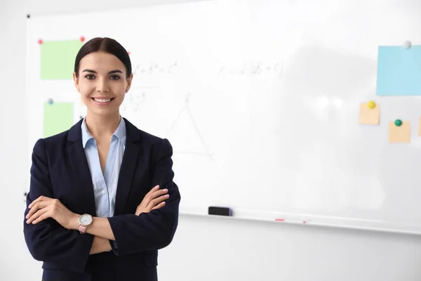 Jonge Leraar Buurt Van Whiteboard Moderne Klas Ruimte Voor Tekst — Stockfoto