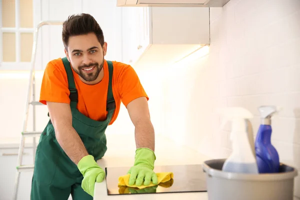 Profissional Jovem Zelador Limpeza Fogão Cozinha — Fotografia de Stock