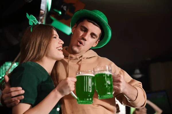 Mujer Joven Hombre Brindando Con Cerveza Verde Pub Celebración Del — Foto de Stock