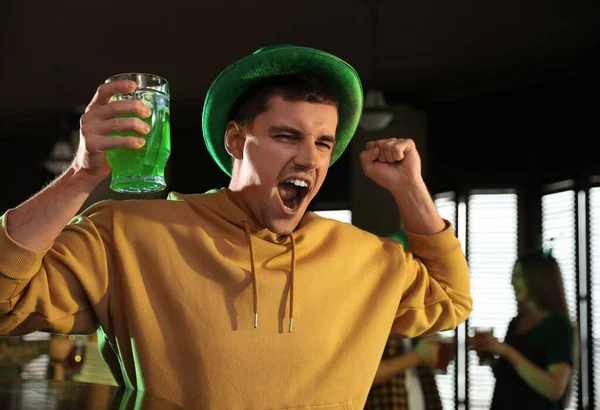 Емоційний Чоловік Склянкою Зеленого Пива Пабі День Святого Патрика — стокове фото