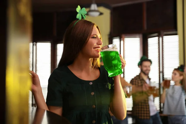 Une Jeune Femme Buvant Bière Verte Pub Célébration Saint Patrick — Photo
