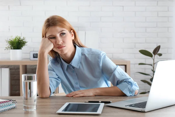 Empregado Preguiçoso Desperdiçando Tempo Mesa Escritório — Fotografia de Stock