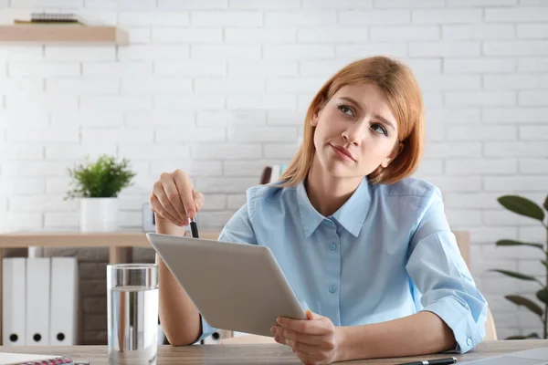 Luie Werknemer Met Behulp Van Tablet Tijdens Het Rusten Aan — Stockfoto