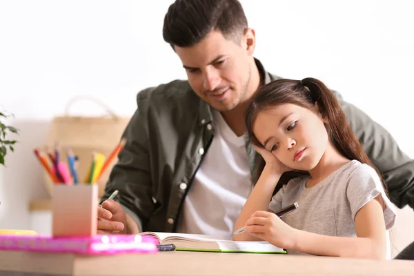 Hombre Ayudando Hija Con Tarea Mesa Interior — Foto de Stock