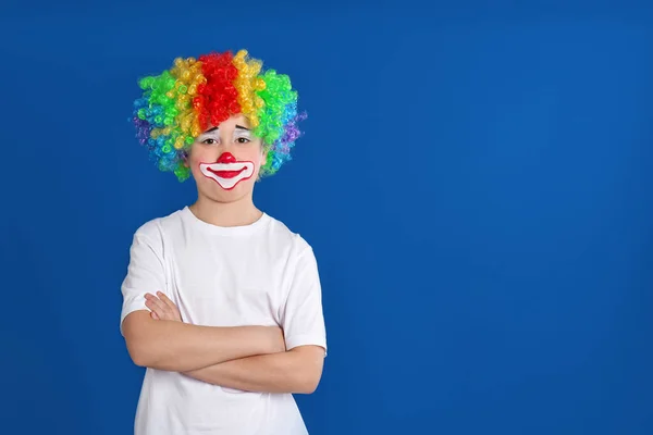 Niño Preadolescente Con Maquillaje Payaso Peluca Sobre Fondo Azul Espacio — Foto de Stock