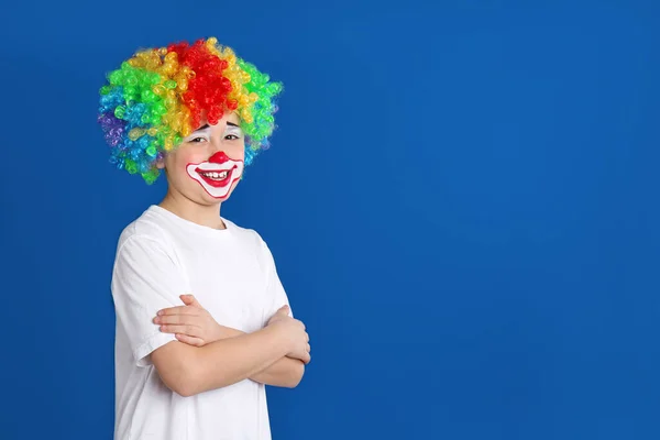 Ragazzo Preadolescente Con Trucco Clown Parrucca Sfondo Blu Spazio Testo — Foto Stock