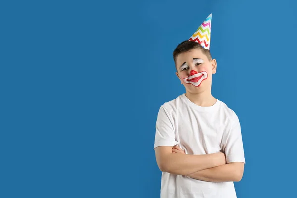 Menino Pré Adolescente Com Maquiagem Palhaço Chapéu Festa Fundo Azul — Fotografia de Stock