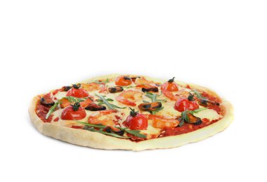 Sıcak, lezzetli deniz ürünleri pizzası, beyaz üzerine izole edilmiş.