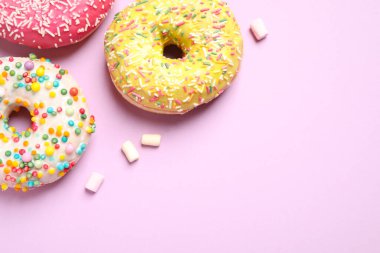 Leylak arkaplanlı, nefis jöleli çörekler. Metin için boşluk